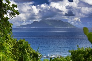 Silhouette au large de Mahé, île volcanique