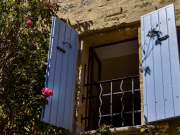 Cette rose qui s'invite au balcon... On aurait presque envie d'attendre jusqu'à ce que le "Petit Prince" vienne faire un coucou ? La Provence et ses volets couleur lavande...
