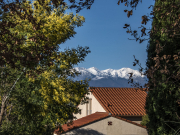 Par dessus les toits des villages, l'or et la neige convolent dans l'Azur