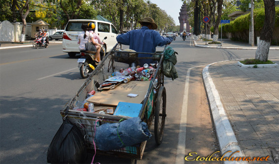 Phnom Penh dans la rue MONUMENT INDEPENDANCE AU FOND