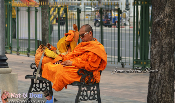 2013_03-thailande-moines-du-21e-siecle-2