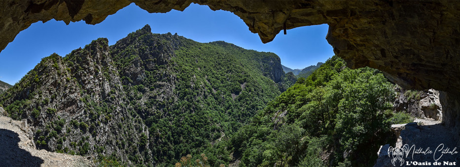 Les Gorges de la Carança Un balcon vertigineux sur un panorama sublime. Ces corniches taillées à flanc de falaise nous inspirent respect pour ceux qui ont façonné le sentier. Située sur la commune de Thuès entre Valls, dans le Conflent (Pyrénées orientales).