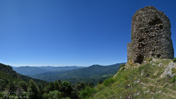 La tour de Batère est perchée sur une ligne crêtes majestueuses. Elle toise du haut de ses 1450 m la Plaine du Roussillon, la mer Méditerranée et les communes du Haut Vallespir. Par temps clair, nous arrivons à voir au-delà du massif des Albères et donc à projeter notre regard en Espagne ! Incroyable vue à 360 degrés qui justifie sa fonction d'antan de tour à signaux. Des gardes perchés en permanence en haut de la tour surveillaient toute intrusion venant du "Royaume de France" par la mer, les montagnes, peu importe. (Hé oui...ici, c'était le Royaume des rois de Majorque!) A la moindre alerte, les gardes allumaient des feux en haut de la tour, celui-ci visible des autres tours enclenchait un véritable réseau de communication. Le système des tours à signaux a fonctionné durant tout le Moyen Âge central, du 12e au 15e siècle. La tour de Batère a été construite sur ordre du roi Jacques II de Majorque entre 1331 et 1344.