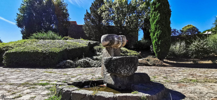L'eau s'écoule, comme le temps. Perdue à jamais et si vivante dans l'instant. A Montbolo, pourtant, nous avons envie de dire "ici, le temps s'arrête!"..