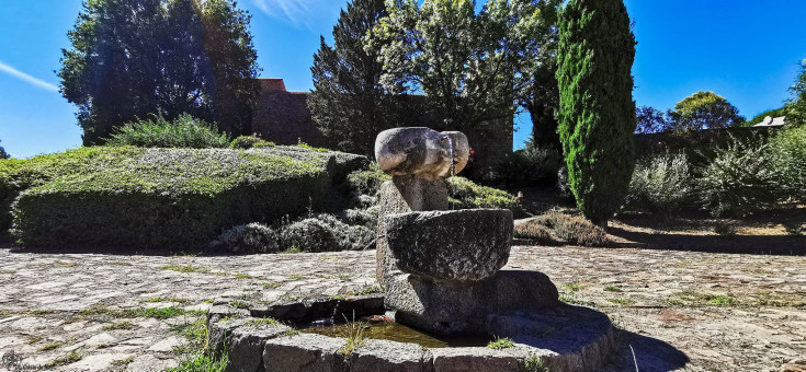 L'eau s'écoule, comme le temps. Perdue à jamais et si vivante dans l'instant. A Montbolo, pourtant, nous avons envie de dire "ici, le temps s'arrête!"..