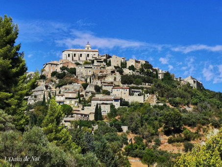 Gordes, dans le Luberon surveille la plaine