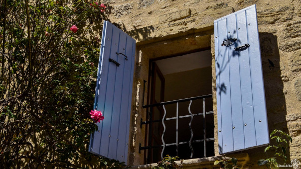 Cette rose qui s'invite au balcon... On aurait presque envie d'attendre jusqu'à ce que le "Petit Prince" vienne faire un coucou ? La Provence et ses volets couleur lavande...