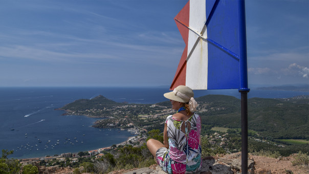 14 juillet au drapeau qui domine Agay