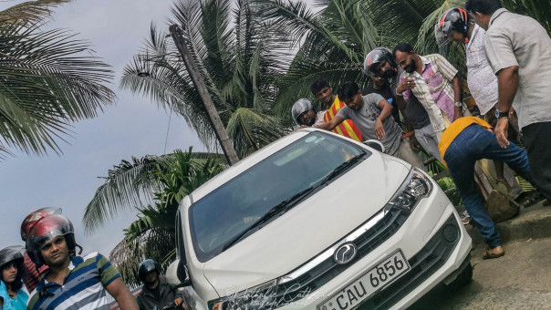 Lorsque Dominique s'engage sur un pont à Tuk Tuk à Sri-Lanka