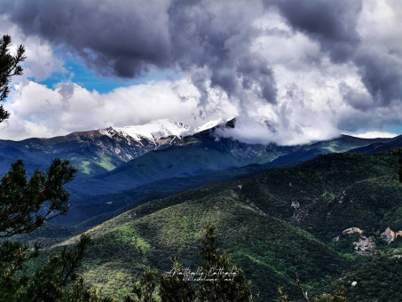 Un regard sur notre montagne. Qu'il neige, qu'elle soit balayée par les vents, inondée d'orages, elle ressort toujours plus majestueuse et lumineuse d'un amas de nuages menaçants. Imperturbable aux rondes des saisons, aux successions d'intempéries elle est l'archétype de l'équanimité.