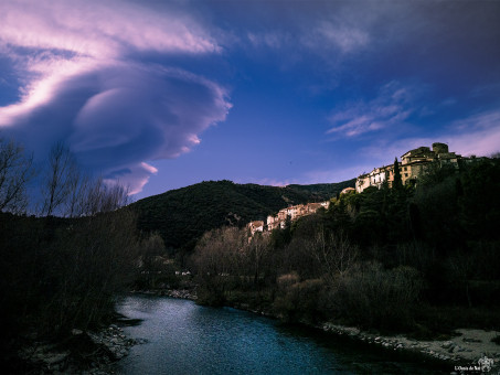 Les nuages comme un dragon affamé s'avancent sur le village