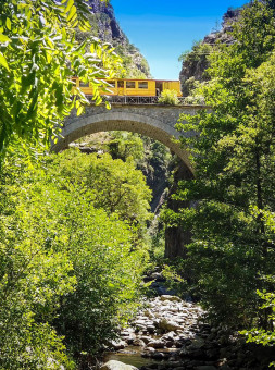 Le petit train jaune - Pyrenees orientales - l'entrée des Gorges de la Carança, un monde préservé