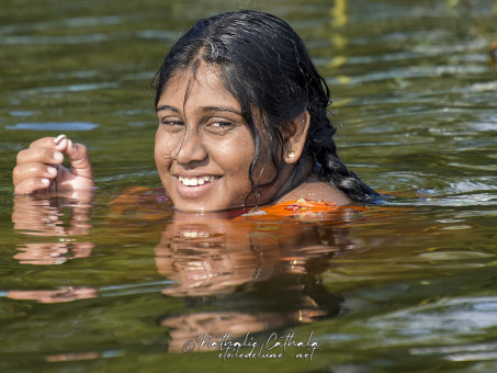 Au lac Pharo, cette jeune fille pêche à la main des larves. Un sourire, un regard, une émotion