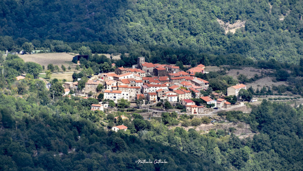 Saint Marsal, vu depuis la tour de Batère. Des villages tranquilles égrainent les Pyrénées