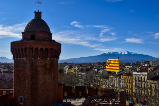 Perpignan, fêtes de fin d'année. Depuis la grande roue, la vue sur le Canigou, le drapeau catalan et le Castillet... On ne peut plus Catalan !