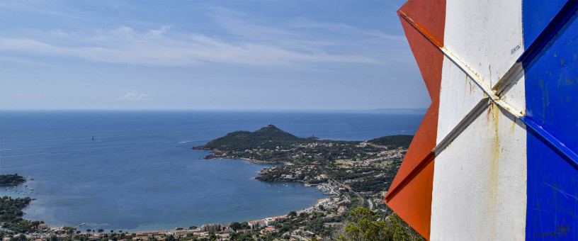 Le drapeau qui domine la baie d'Agay, Var