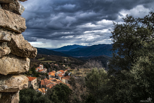 Corsavy,  ombres inquiétantes de ces villages reculés