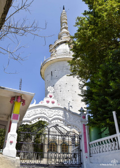 Tour Ambuluwawa, aux portes d'un complexe qui réuni biodiversité et toutes les religions