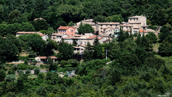 Village perché et isolé sur la façade des Préalpes d'Azur