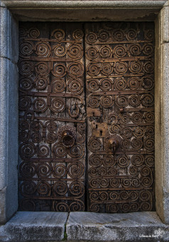 Fer doux catalan à l'honneur sur la porte de l'Eglise de Palalda