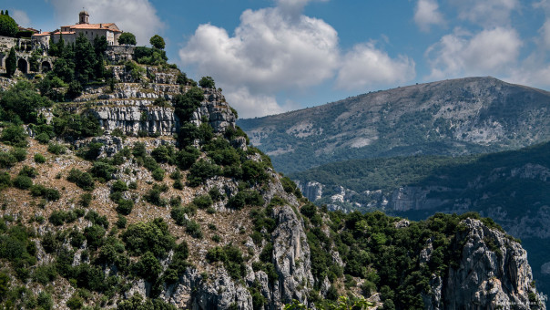 Perché sur son nid d'aigle Gourdon, une insertion réussie au coeur d'un décor sublime.