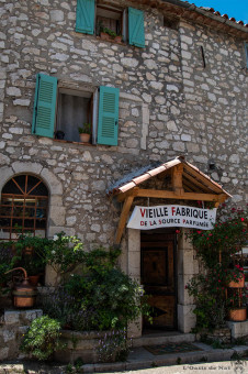 La source parfumée, fondée par la famille Roux (Chantal Roux, actuelle directrice de la parfumerie Galimard à Grasse)