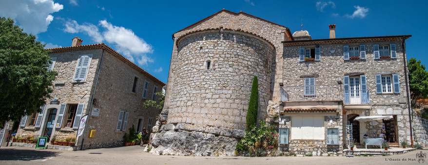 Le chevet de l'église construite au XIIe siècle