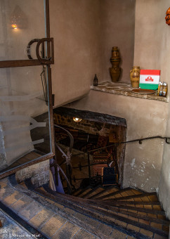 Les portes s'ouvrent sur des escaliers qui donnent sur d'anciennes tanneries