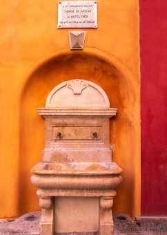 La fontaine témoigne de l'emplacement de l’hôpital St Jacques, datant du XIIe siècle