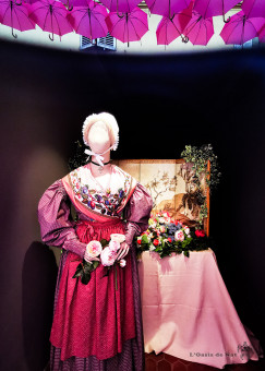 Costume traditionnel sous les ombrelles roses de la ville