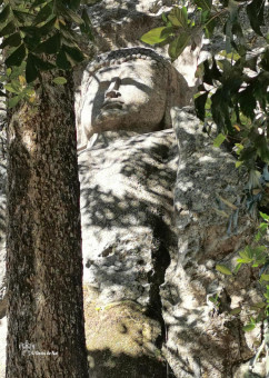 Statue du Bouddha sculptée dans le granit