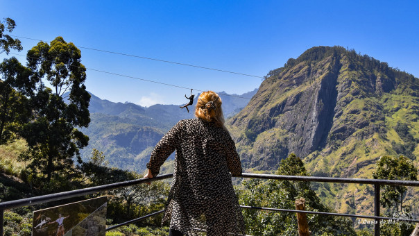 Tyrolienne sur les flancs du Adam's Peak.