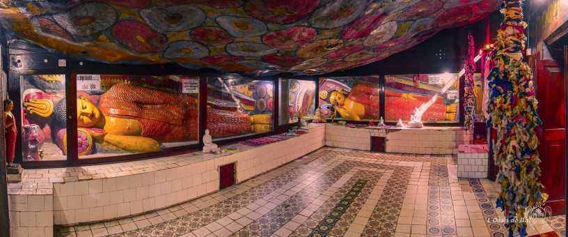 Des galeries taillées dans la roche, sous les pieds du Bouddha de granit