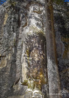 Haut de 12 m, taillé dans la paroi de granit, ce Bouddha n'a jamais été achevé