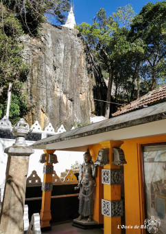 Entrée du temple, ses gardiens, et le stupa qui chapeaute la statue de Granit du Bouddha