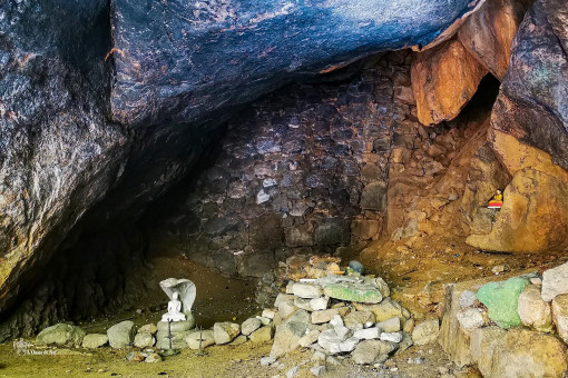 Temple Dowa Rajamaha Viharaya entrée du tunnel Ravana Guhawa long de 11 km, gardé par un cobra royal il conduirait au temple Ravanamaha Viharaya d'Ella