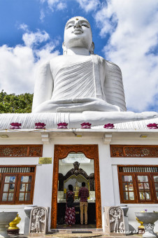 Le grand Bouddha blanc de la montagne Bahirawakanda