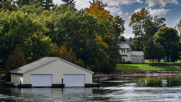 Garage à bateaux, maison au bord de l'eau, rien ne manque