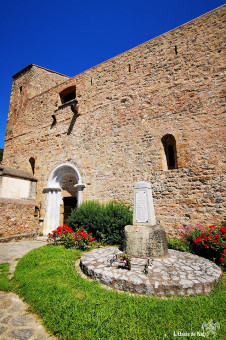 Eglise Saint André, consacrée en 993. De style roman