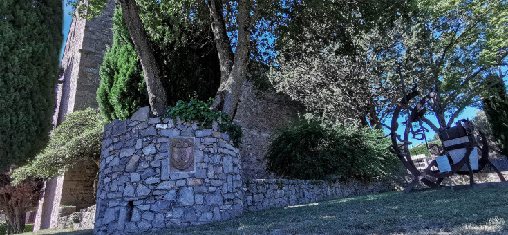 Le blason de Montbolo représente une croix de St André 
La sculpture en hommage de la Rodella