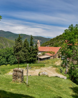 Vue sur Montbolo derrière le clocher de Montalba