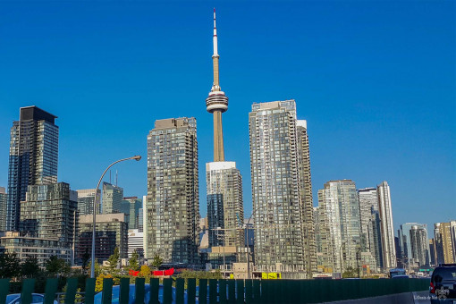 Entre le Québec et Niagara, Toronto, une ville moderne