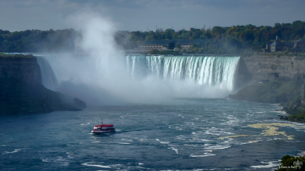 Tous transformés en plastiques rouge pour aller au contact de la chute