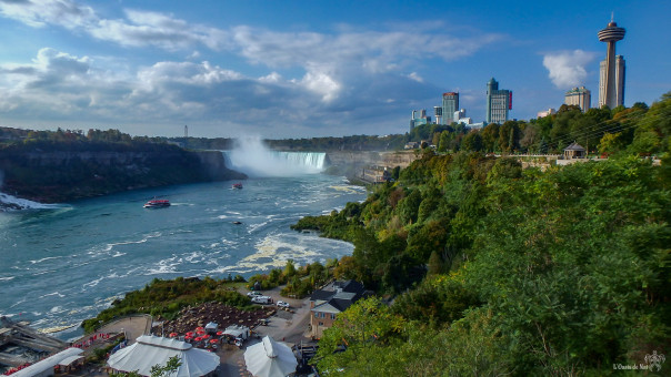 Autour des chutes une "city" touristique