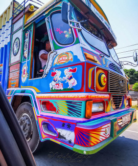 les camions toujours décorés, et pas de porte chauffeur