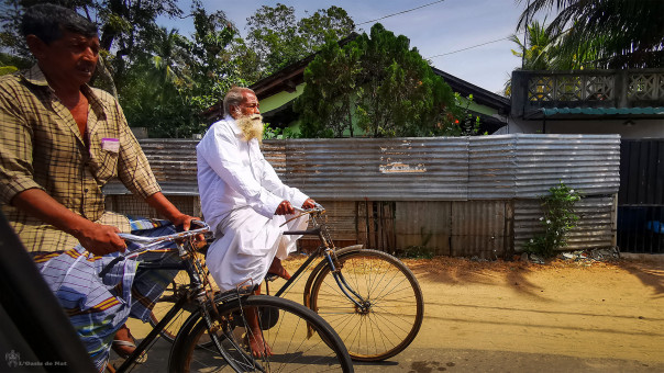 Sri Lanka, sur la route, de belles rencontres. Et ce barbu, trop beau sur son vélo.